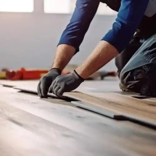 Een ervaren vloerlegger voert professioneel vloer leggen uit